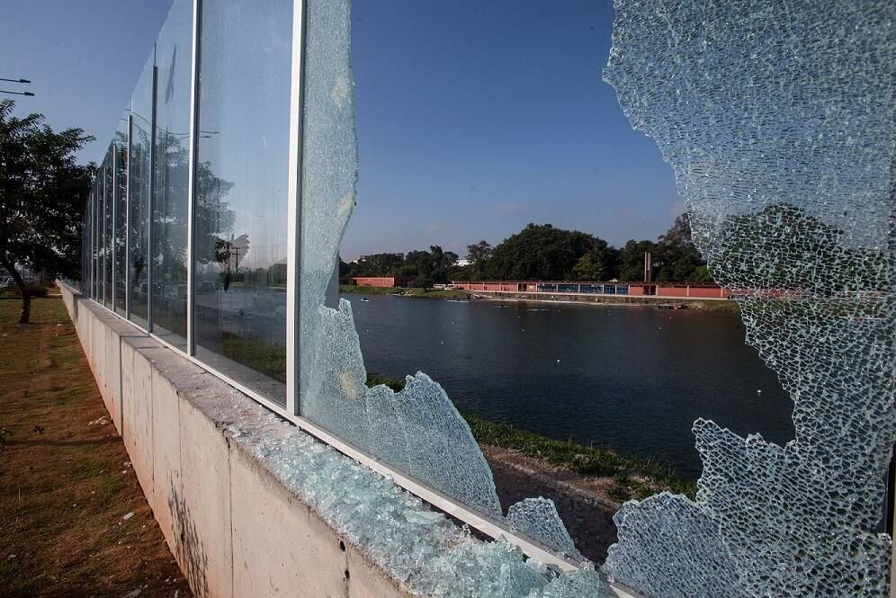 Muro de vidro da USP amanhece quebrado nesta terça (24)