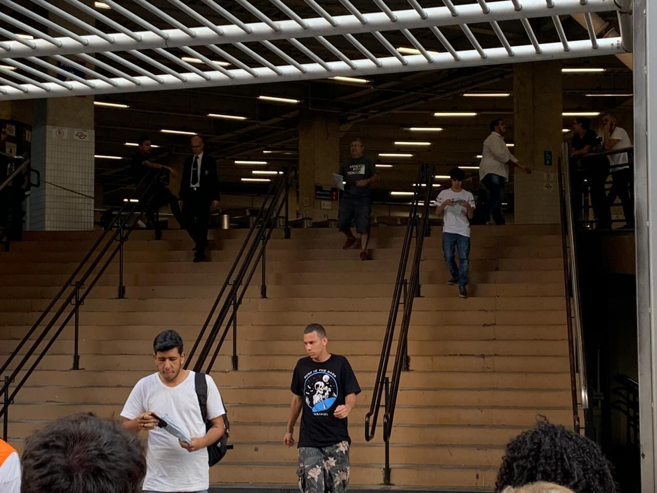 Saída dos alunos, ainda sem o caderno de questões, se intensifica após as 16h40