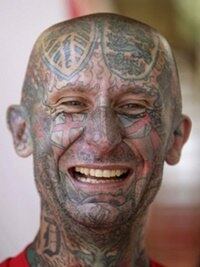 Que este cara gosta de tatuagem dá pra perceber só de bater o olho, mas tatuar os emblemas do Leeds United e da Inglaterra na testa já é demais, não?