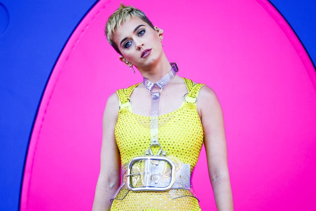 Katy Perry revelou que não queria ter raspado o cabelo, mas se viu obrigada a fazê-lo após ficar "platinada" e ter os fios danificados. Mesmo que "sem querer", a cantora ficou lindíssima