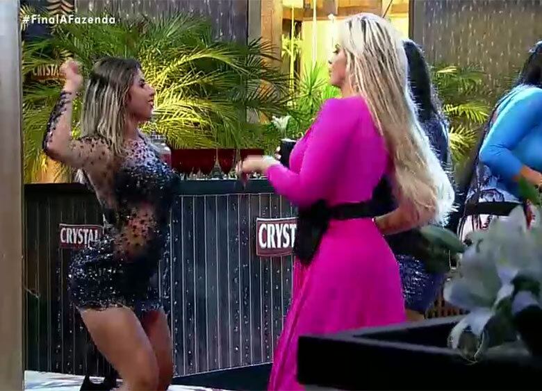 Após ser ignorada por Douglas, Veridiana Freitas acabou se envolvendo em uma grande confusão. Dentro do reality, a modelo se relacionou com Marcelo Bimbi, mas não gostou nada da postura do modelo após ver as filmagens de tudo o que rolou dentro e fora da casa


+ Na expectativa pela final, ex-peões se divertem nos bastidores de A Fazenda
+ É muita magia para uma galeria só! Relembre os melhores banhos de A Fazenda 8
+ Luka Ribeiro quer sair de A Fazenda para tomar banho pelado
+ Tensão toma conta das Roças de A Fazenda. Relembre o que rolou em todas as disputas da atual temporada
