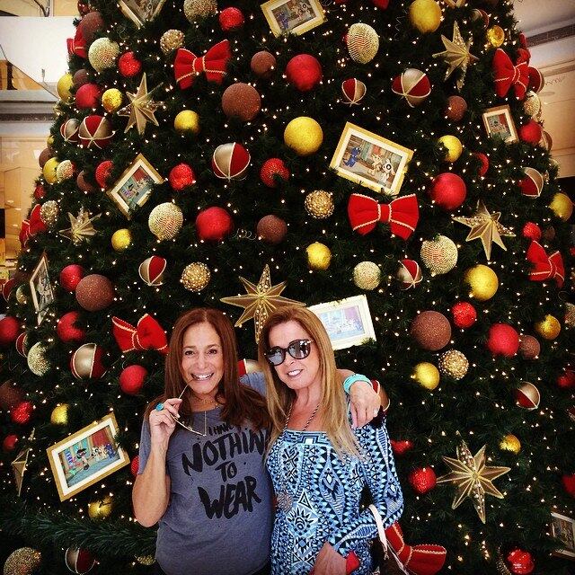 Susana Vieira e Zilu Godoi

As duas são muito amigas! A amizade se tornou "pública" no fim do ano passado, quando elas postaram uma foto juntas, num encontro casual no shopping

— Encontrei meus amigos, Suasana Vieira e o Sandro no shopping, muito bom! Colocamos a conversa em dia e ainda usamos nosso lado criança! #criancafeliz #natalfeliz #amigofiel
