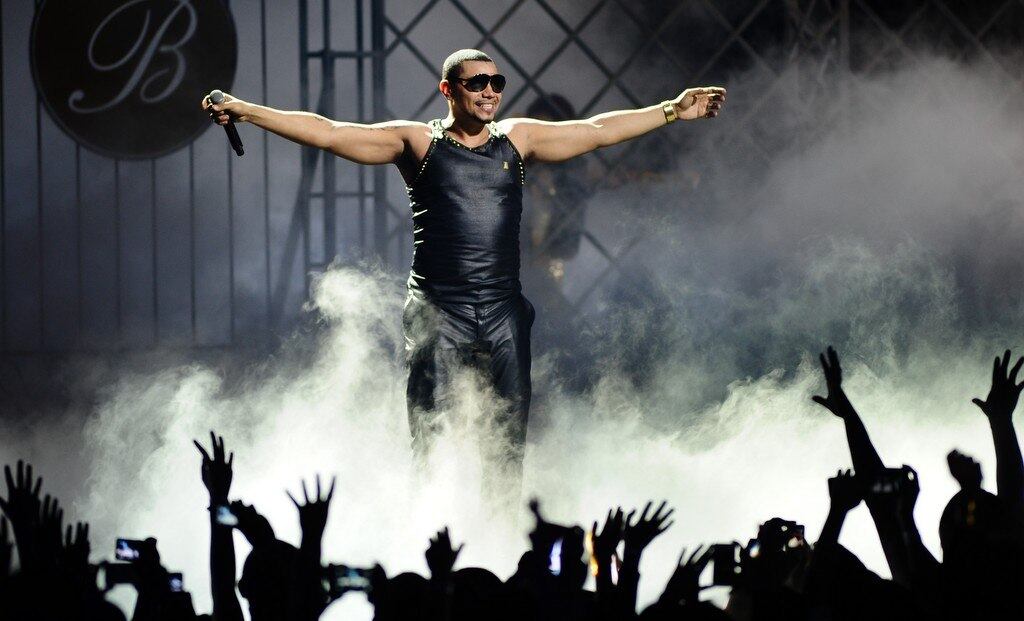 1º - Naldo, o campeão - 23,48% dos votos
Amor de Chocolate e muitas polêmicas. Essa foi a fórmula de Naldo para conquistar espaço durante 2013. Um casamento com muita ostentação, um divórcio que virou novela e o filho trocando farpas nas redes sociais marcaram o ano de Naldo, que passou a adotar Benny, que significa abençoado, no nome. Na música, depois do verso "uísque ou água de coco pra mim tanto faz", ele emplacou Se Joga e conquistou até o astro gringo Will Smith. No palco, cantando e dançando, o funkeiro ainda deixa a desejar. Tem sede de fazer muita coisa ao mesmo tempo. No entanto, arrasta legião de fãs que gritam na porta das casas de shows: "ei, ei, ei, Naldo é nosso rei"