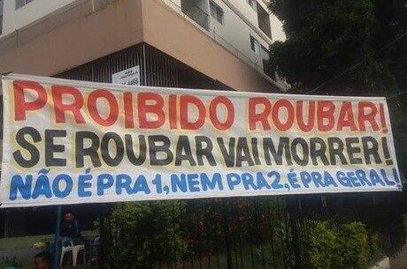 Faixas foram colocadas em diversas ruas da Praça Seca