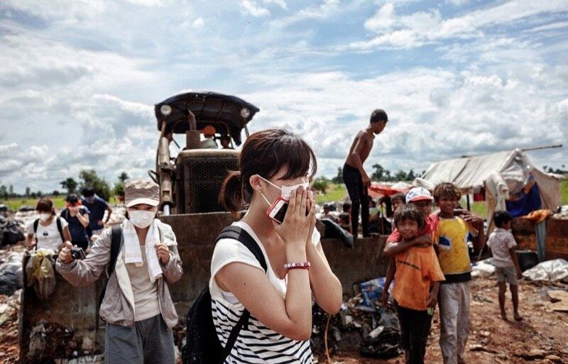 Na foto acima, uma turista japonesa cobre a boca com as mãos devido ao forte
cheiro causado pelas montanhas de resíduos tóxicos e alimentos deteriorados