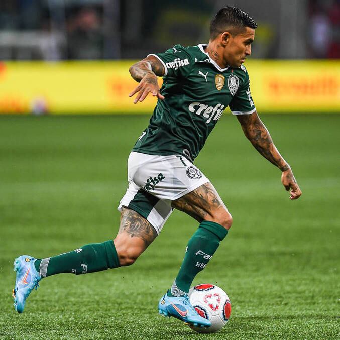 Dudu domina a bola no dérbi contra o Corinthians pelo Paulistão 2022