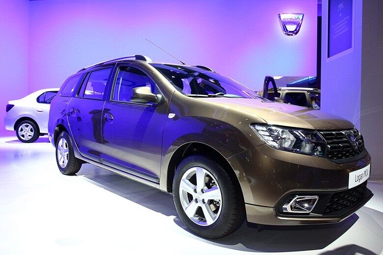 A maior mudança está na estética, que exibe traços mais modernos, especialmente nos conjuntos óticos. Os novos faróis, por exemplo, estão maiores e totalmente integrados à grade, que traz fundo ondulado com efeito 3D