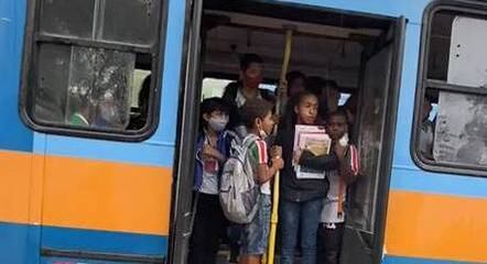 Crianças ficam de pé e sem cinto de segurança