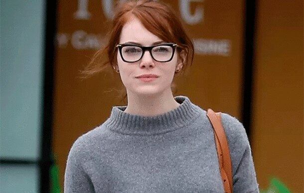 Óculos podem perder a validade?

A validade de um óculos depende da
mudança de grau de cada pessoa, e, para isso, não existe uma regra fixa.
Algumas pessoas podem manter um grau estável por muitos anos, enquanto outras,
podem ter sua visão alterada em cerca de seis meses. Em crianças, por exemplo, o
crescimento natural do olho pode afetar o grau, em adultos existem várias causas para o aumento do grau, por exemplo, a diminuição da acomodação da
córnea, catarata, diabetes mellitus mal controlado e a alteração de curvatura da
córnea. Por isso, é recomendada uma consulta oftalmológica anual
para avaliar o grau e a validade do óculos