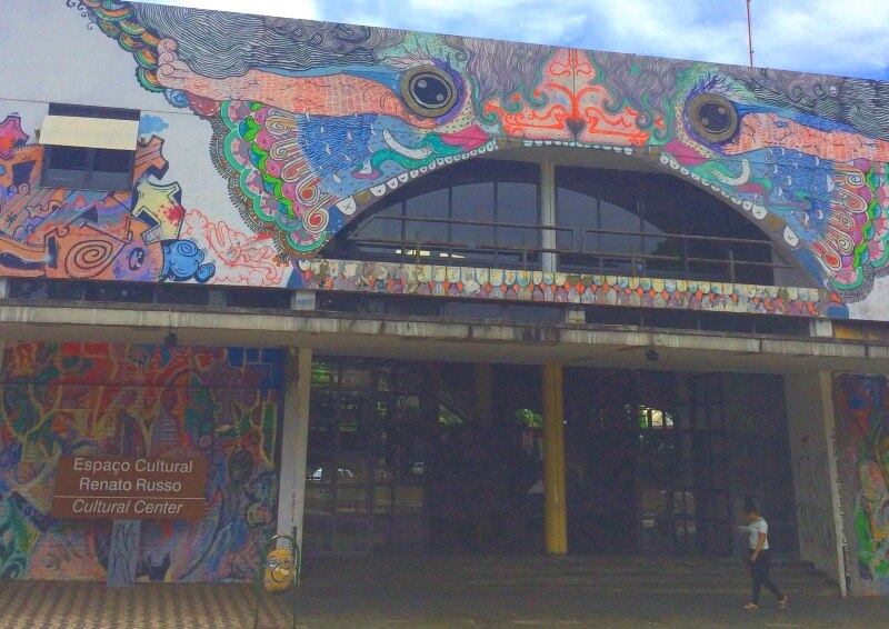 Sem o espaço, produções locais são prejudicadas, de acordo com o diretor de teatro Diego de Leon.

— Como estamos com menos salas de teatros públicas, as que são particulares acabam cobrando mais caro pelo aluguel do espaço, o que afeta muito a produção local em Brasília

