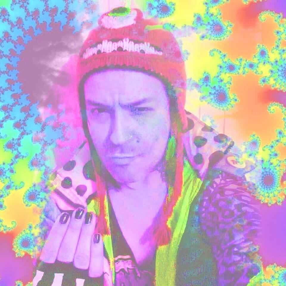 R7 — No vídeo gravado para o primeiro episódio, ele conta que não vai sentir saudades de casa e da família. De fato, ele faz esse perfil desapegado ou tá compondo um personagem?
Solange De-Ré — Sim, o Edu não tem grandes necessidades de convívio familiar, embora se dê muito bem com a mãe, o pai e o irmão. Aliás, eles são pessoas maravilhosas e tão interessantes quanto ele. A criação dele foi muito livre, foi emancipado para assinar os próprios contratos com o DeFalla aos 15 anos. Eles se reúnem mais como amigos que família
Luka mostra confusão em letra de música de Edu K