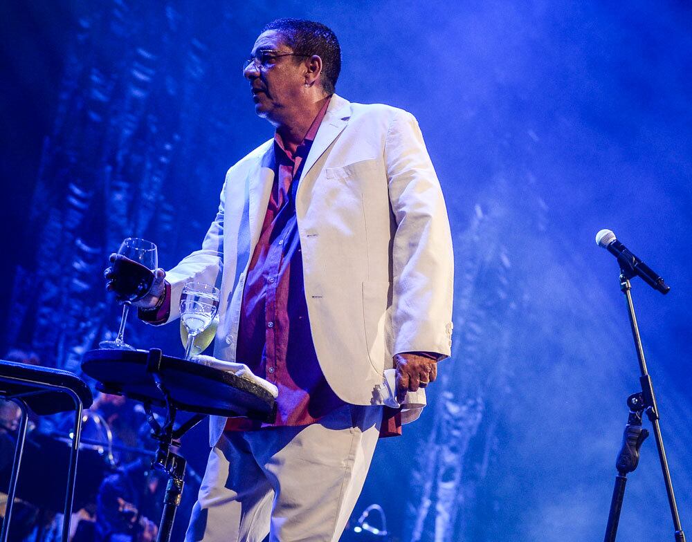 Zeca também tinha vinho e água à disposição em uma mesinha ao seu lado no palco
