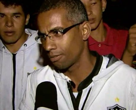Homem não saiu da fila nem para assinar o aviso prévio