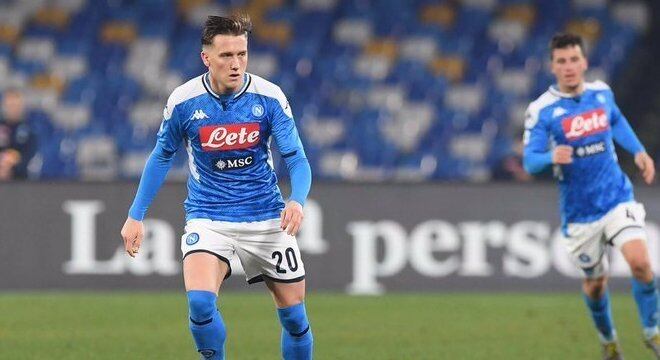 Zielinbsky, de olho na rebatida de Szczesny