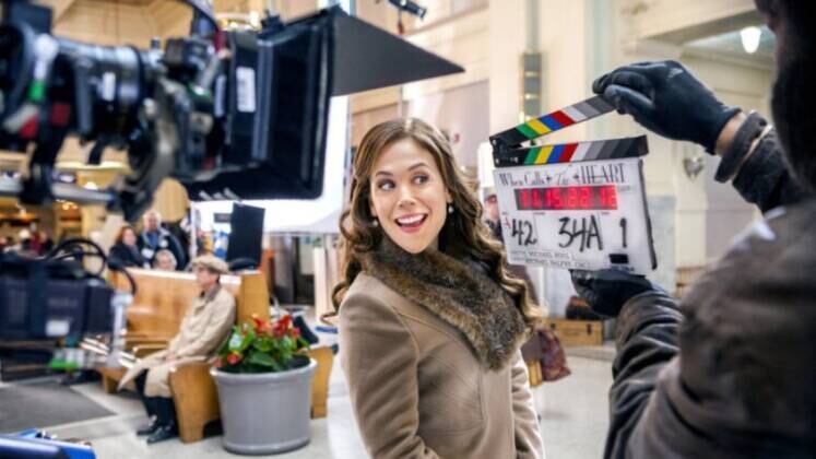 A espera chegou ao fim! Quando Chama o Coração volta à tela da Record TV nesta terça-feira (12), a partir das 21h45. Os fãs da série poderão rever seus personagens preferidos da trama e, quem ainda não assistiu, terá a oportunidade de conhecer — e se encantar — com a história de Elizabeth Thatcher (Erin Krakow). A seguir, veja sete motivos para acompanhar a reestreia da série! 