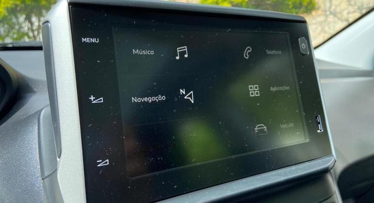 Multimídia mantém o ponto USB na moldura deixando o cabo do celular pendurado enquanto carrega e, também, faz o espelhamento