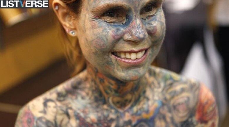 Julia Gnuse usou da tatuagem para cobrir as cicatrizes deixadas por uma
doença rara chamada porfiria. Quando Julia se expõe à luz solar, sua
pele cria bolhas e fica com manchas muito grandes. Para encobrir as
marcas, e até mesmo proteger a pele, seu médico recomendou que ela
tatuasse o corpo. Atualmente, ela tem 95% do corpo tatuado
