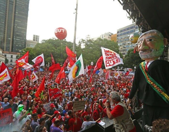 Os manifestantes criticaram ações do juiz Sérgio Moro, que na última quarta-feira (16), suspendeu o sigilo das investigações de Lula, revelando grampos de conversas do petista