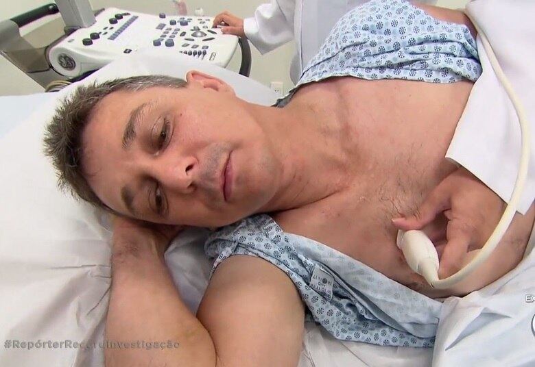 Mas após ser levado ao hospital, ele descobriu que tem todos os órgãos em posições invertidas. A condição rara, chamada Situs Inversus Tatalis, afeta uma a cada 12 mil pessoas no mundo