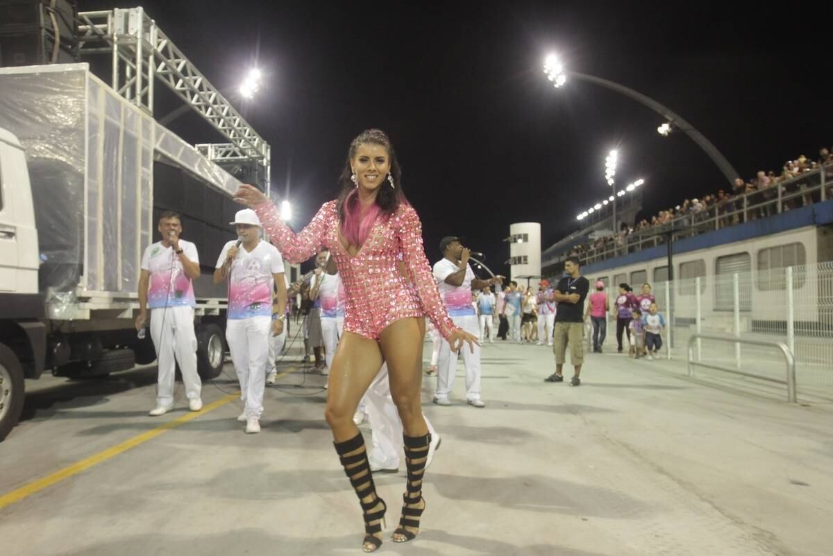 A ex-panicat mostrou samba no pé durante o evento