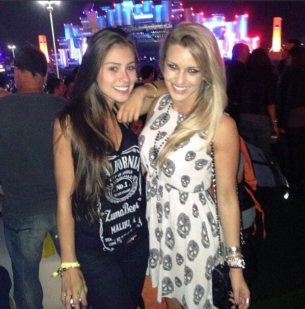 A ex affair de Neymar também gosta de curtir shows! Na foto, ela e uma amiga marcaram presença no Rock in Rio