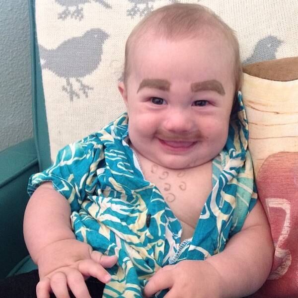 Os pais desse bebê desenharam até pelo no peito dele