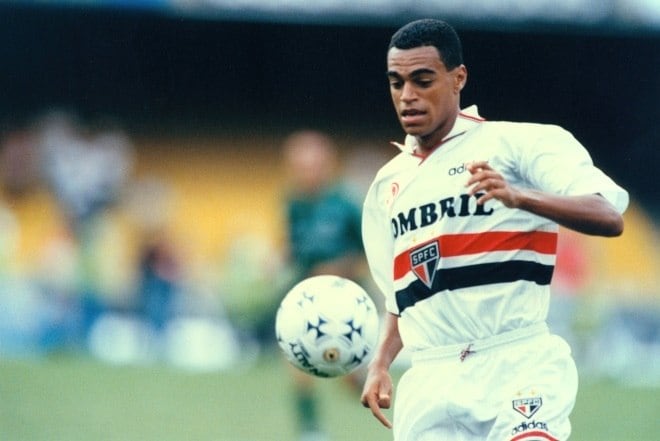 Denilson é um dos mais conhecidos jogadores, o apresentador
foi revelado pelo São Paulo, e esteve um tempo na Europa após ser vendido pelo
Tricolor para o Real Bétis, equipe da Espanha. Ele jogou no São Paulo entre 1994 e 1998. Alguns anos depois, ele retornou para o Brasil  para jogar pelo Palmeiras, onde foi campeão Paulista.
Apesar de ter ficado magoado com o São Paulo pela venda durante alguns anos,
Denilson mostra ter um carinho pelo Tricolor e chegou até participar da Legends
Cup com time, torneio que se sagrou campeão
