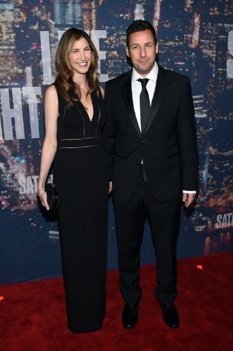 Para fechar a lista, temos Adam Sandler e Jackie Sandler. Embora a modelo não seja totalmente desconhecida (ela já fez participações em filmes dirigidos pelo marido), ela também não pode ser considerada uma celebridade. Eles estão juntos há 12 anos e têm duas filhas: Sadie e Sunny
