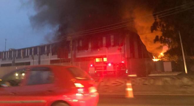 Incêndio em grandes proporções toma fábrica de bobinas de papelão em Cotia (SP)