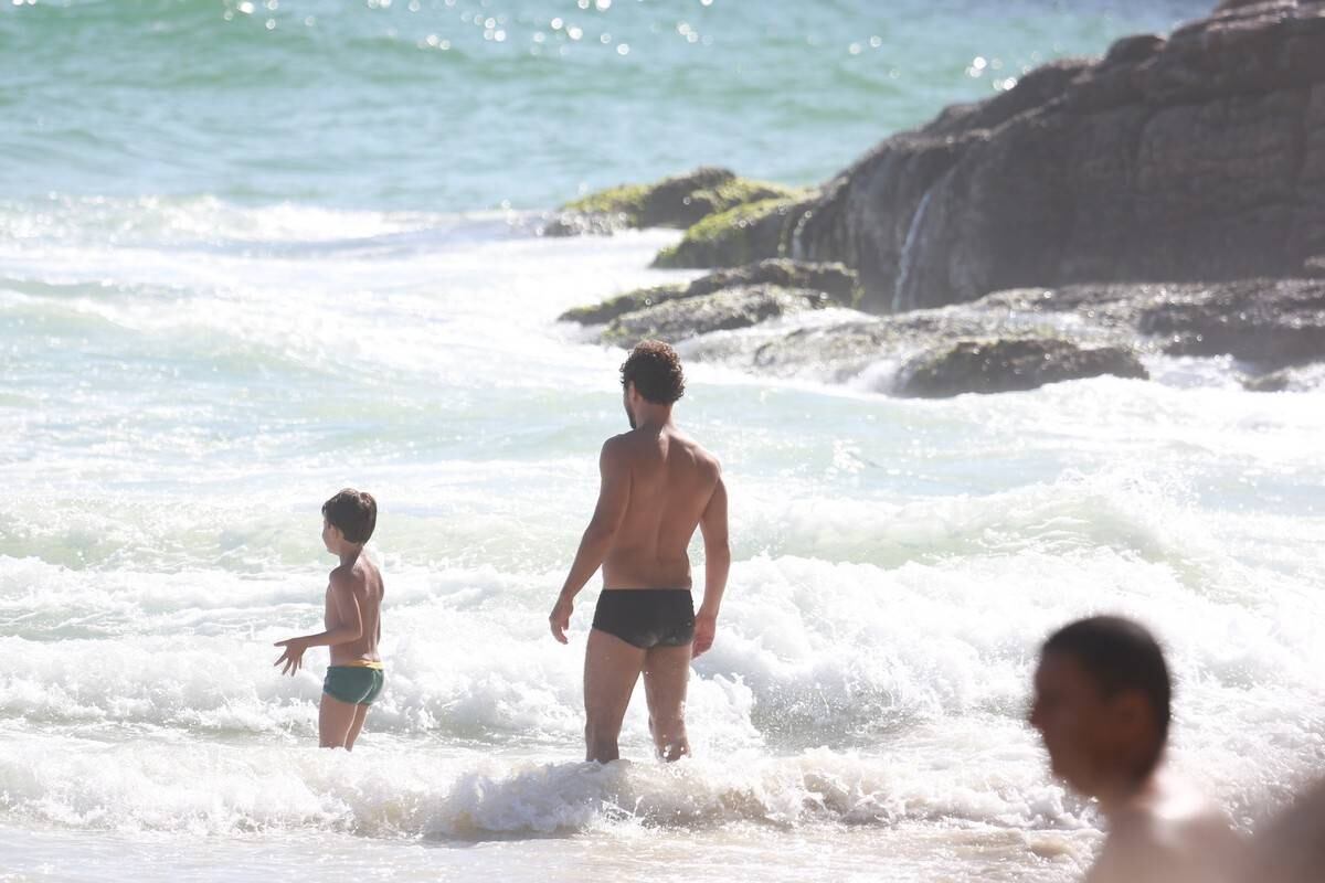 Sophie Charlotte e Daniel de Oliveira se divertem em praia com a família