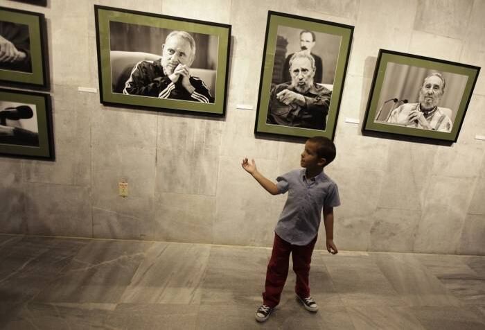 Porém, o governo cubano preparou uma mostra fotográfica e alguns shows desde ontem (12) para celebrar o aniversário. A mostra Fidel é Fidel, do fotógrafo Roberto Chile, mostra fotos da última fase de sua presidência na ilha entre os anos de 1984 e 2006. Chile o acompanhou durante as atividades políticas nesse período e nunca tinha divulgado o material que fez
