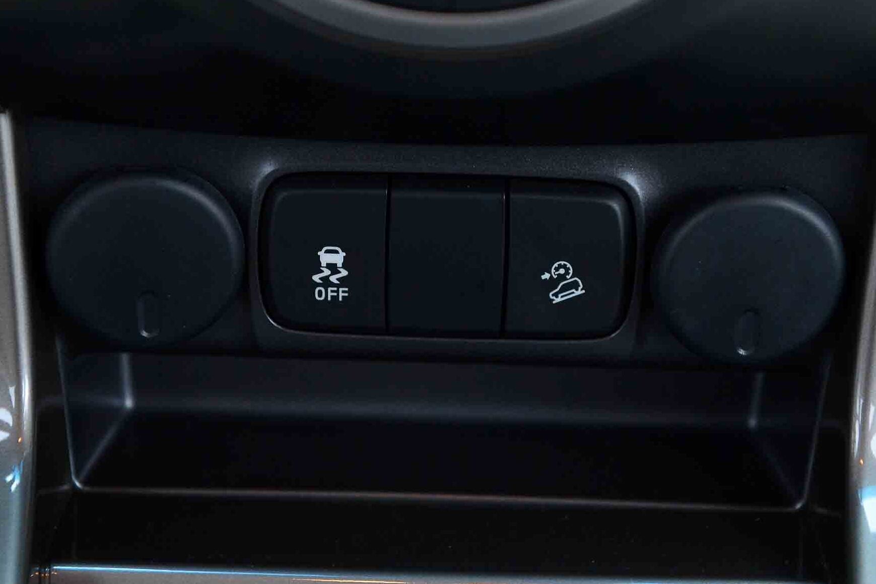 As duas tomadas de 12V permitem o uso do GPS e de um DVD extra no encosto de cabeça, por exemplo. O controle de estabilidade e tração e o auxílio em descida podem ser desligados através dos botões no console central. Leia a avaliação completa

Quer saber tudo sobre carros? Acesse www.r7.com/carros