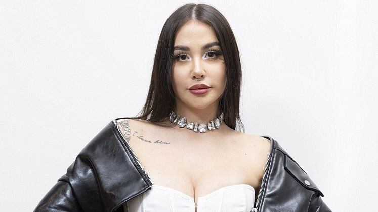 Victoria Macan
Por trás da personalidade marcante da DJ, esconde-se uma história
comovente. Como perdeu os pais ainda criança, Victoria foi criada desde os
dois anos de idade pelos avós. Atualmente, ela mora em Porto Alegre (RS), mas
sempre que volta à cidade onde nasceu, São Francisco de Paula (RS), tem a
sensação de estar mais próxima dos familiares com quem pouco conviveu