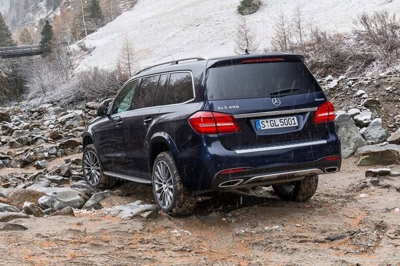 Na parte traseira as diferenças são mais sutis, embora
afetem os escapamentos, para-choque e os faróis, que são em LED