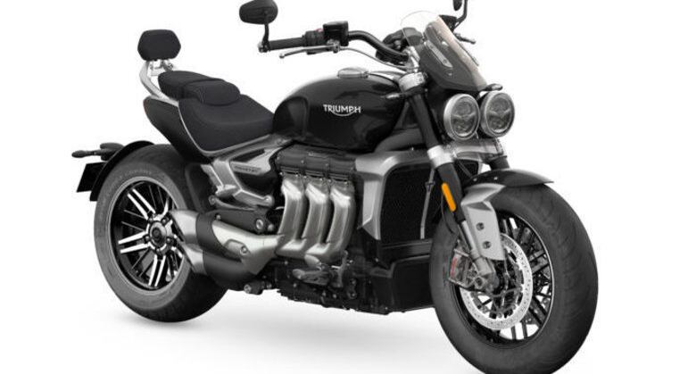 Triumph Rocket 3 2023 tem desenho vintage com faróis duplos redondos