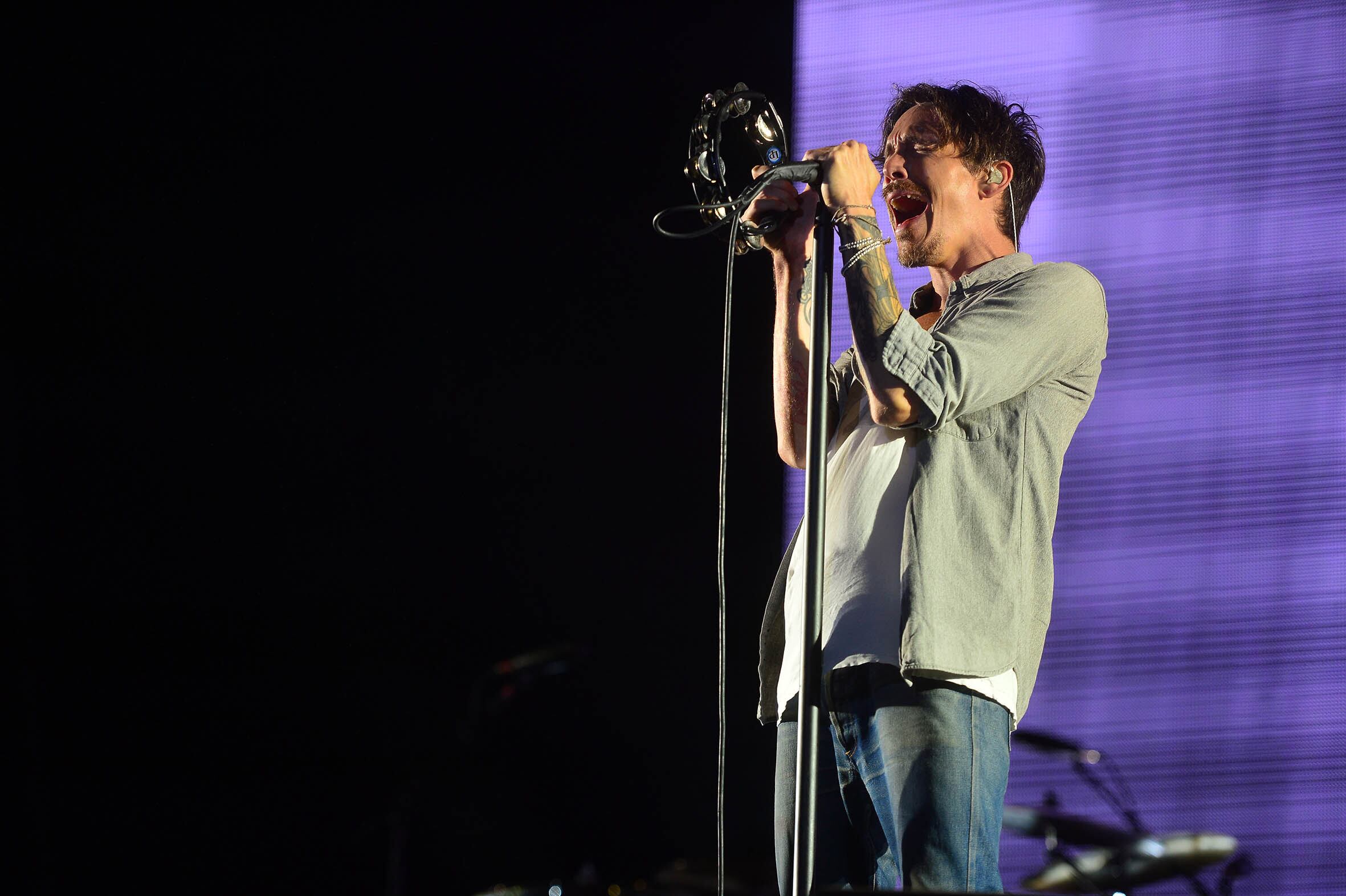 O Incubus entrou com 40 minutos de atraso, devido a uma
falha técnica no som, anunciada por um organizador do evento. A banda de rock
alternativo começou o show com hit Quicksand