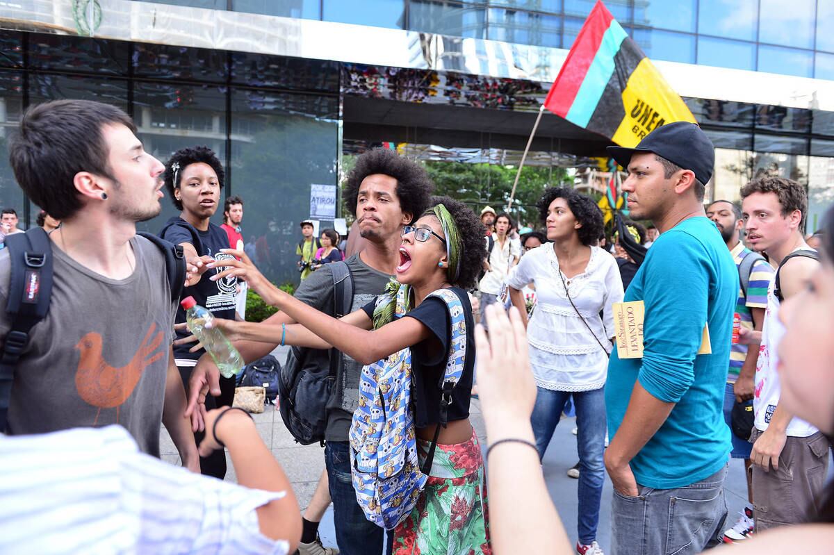 O protesto seguiu pacífico e sem confusões até o fim da tarde, quando ocorreu um desentendimento entre manifestantes e um garoto que passava pelo local
