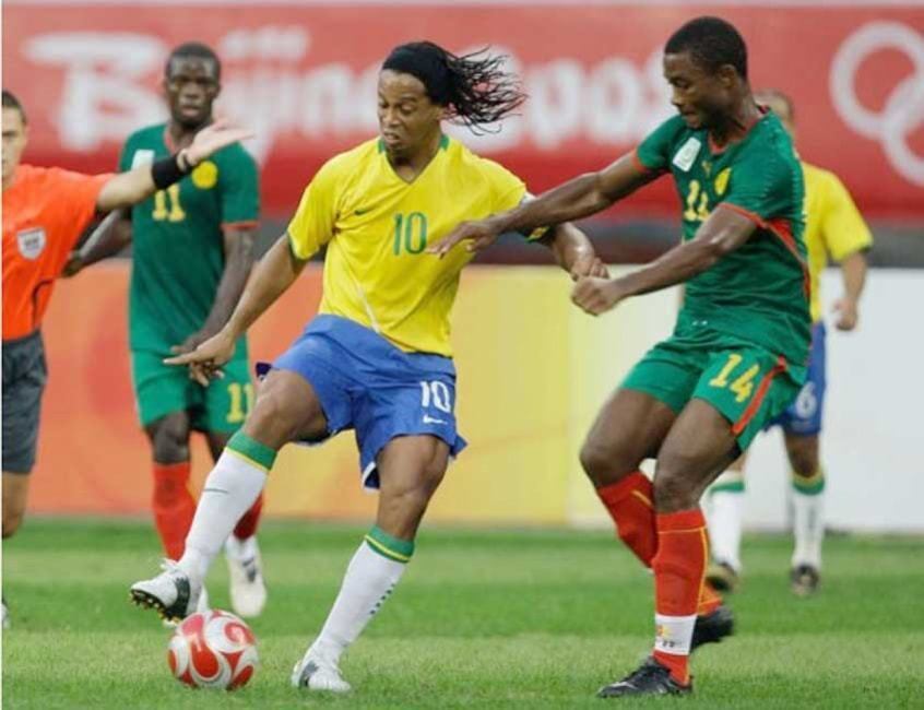 Ronaldinho Gaúcho - Aposentado dese 2015, Ronaldinho se tornou embaixador do turismo no Brasil no governo de Jair Bolsonaro. Está em prisão domiciliar no Paraguai por utilizar documentos falsos. Chegou a ficar detido na cadeia, onde jogou algumas peladas.