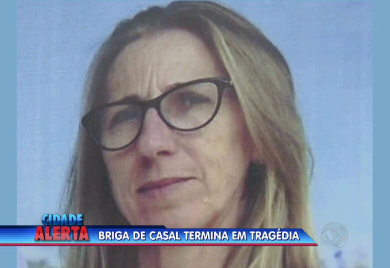 A polícia encontrou no local uma marreta e acredita que a
arma teria sido pelo marido para matar Neiva Alice Otto, de 48 anos. O criminoso, Márcio André Ostim, fugiu depois
do assassinato e ainda está foragido. Veja a partir de agora outros casos de pessoas que foram enterradas vivas
+ Quer ver tudo o que rolou no Cidade Alerta? Veja a íntegra no R7 Play