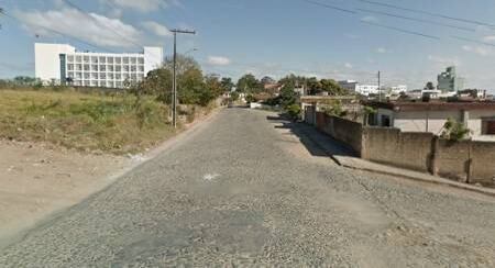 Vítima foi levada para um matagal na rua Beira Alta