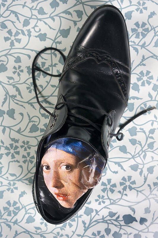 As obras de Badar trazem elementos lúdicos como doces, borrachas coloridas e até mesmo um sapato