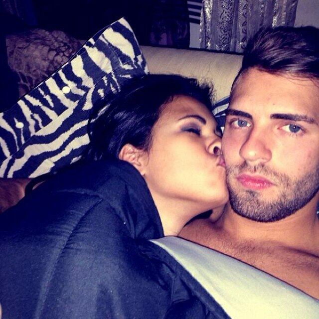 Solteira na Itália, Ariadna parece estar curtindo a vida. A ex-BBB publicou fotos nas redes sociais em que aparece deitada na cama ao lado de um homem misterioso.

Nas legenda, a morena fez várias declarações de carinho.

— Depois de uma linda noite, e hora de dormir... Vamos bebe? Rs Bjs

