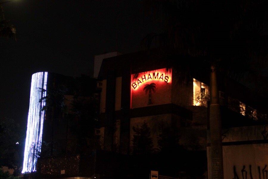 O site da propriedade define o Bahamas Hotel Club como "um local frequentado por casais liberais, homens, mulheres e mulheres
profissionais"