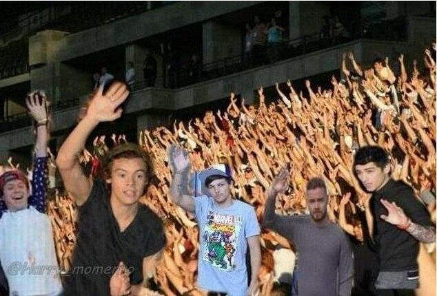 Outro brincalhão postou essa foto e comento "quem acha que as férias,passou muito rápido,levanta a mão"