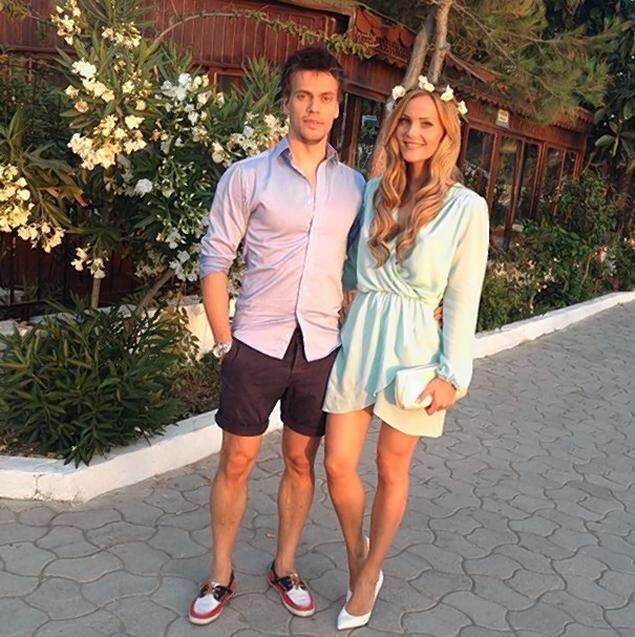 Caroline posa com o maridão, Lars. Com ou sem polêmica, ele tem muitos motivos para estar de bem com a vida