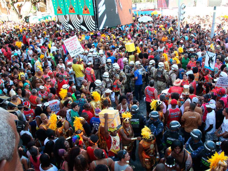 O bloco
conduz música, alegria e os protestos relativos a assuntos do cotidiano