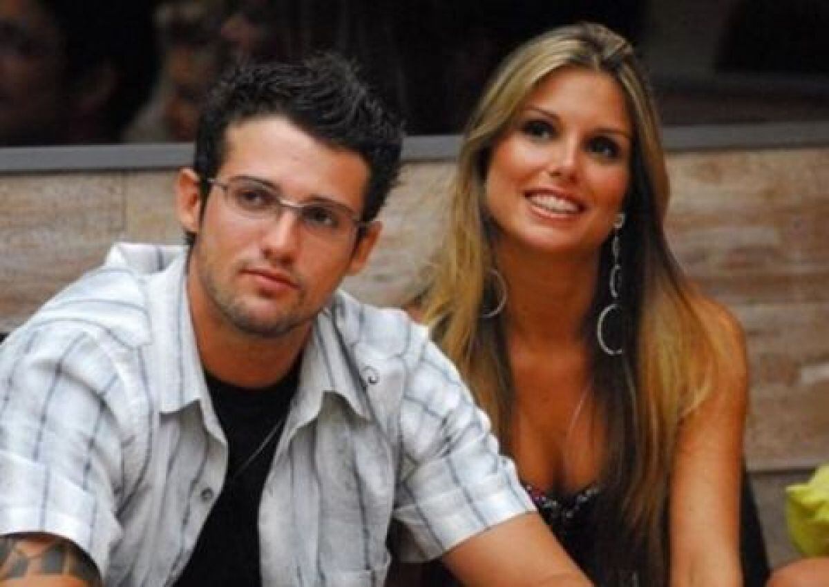 O casal teve um início conturbado. Justin tinha fama de "pegador", mas se mostrou inseguro e o comportamento dele irritava a sister, que chegou a terminar o relacionamento ainda dentro do confinamento. No entanto, os dois reataram e se casaram após seis meses de namoro. Em julho de 2011, Flávia e Justin terminaram o casamento, mas reataram em outubro do mesmo ano. Em fevereiro de 2016, os dois colocaram um ponto final no casamento de nove anos
