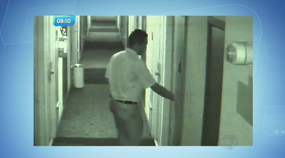 A
mulher estava acompanhada do namorado no hotel. Porém, naquele dia, o casal
brigou e pediu quartos separados naquela noite. Foi aí que o funcionário do
hotel sentiu a oportunidade de cometer o crime