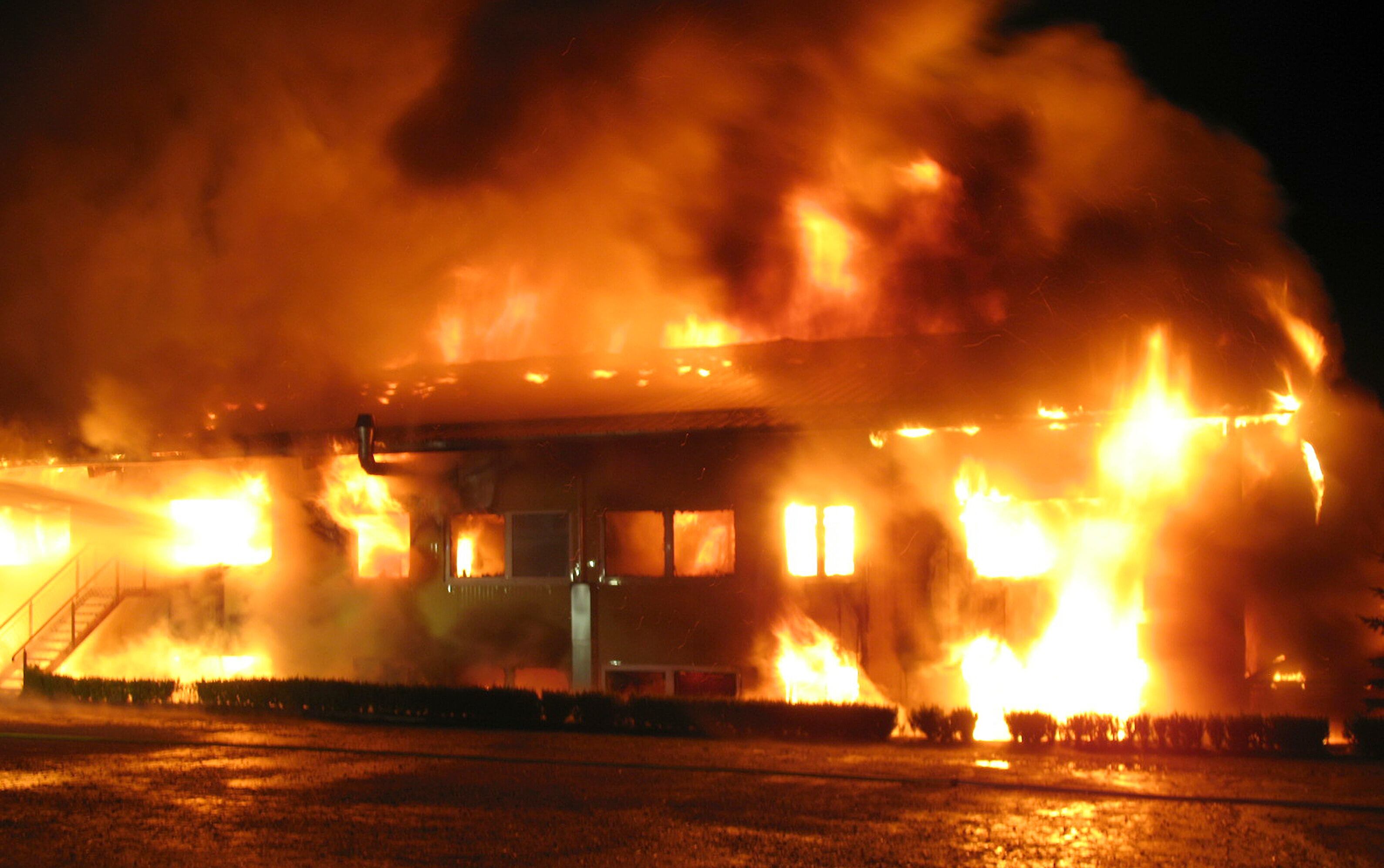 Oitenta e cinco camelos morreram em um incêndio em uma fazenda no sudoeste da Alemanha, anunciou a polícia. Os bombeiros só conseguiram salvar cinco camelos da instalação situada em Rotfelden, na Selva Negra, anunciou a polícia