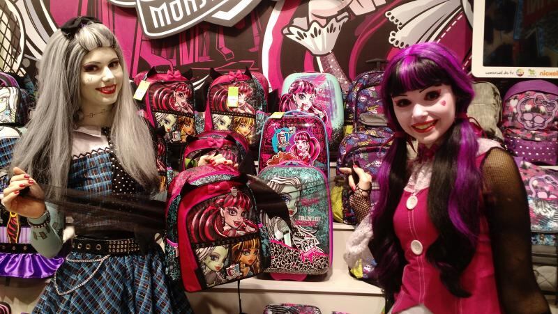 A febre das Monsters High vem com prendedores para os pulso para que a garota parecer que tem asas de morcego